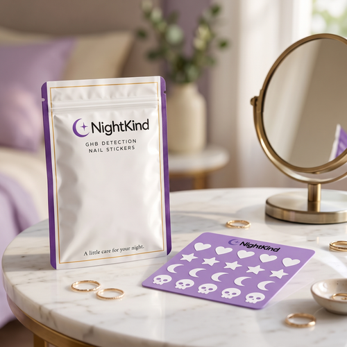 Sachet et planche de stickers NightKind sur une coiffeuse